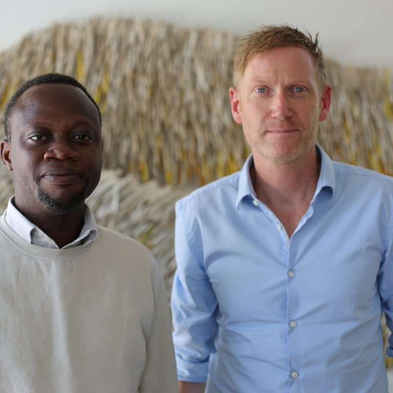 Prof. Grimm und Dr. Asiedu im Gespr&auml;ch &uuml;ber Armut in Ghana.