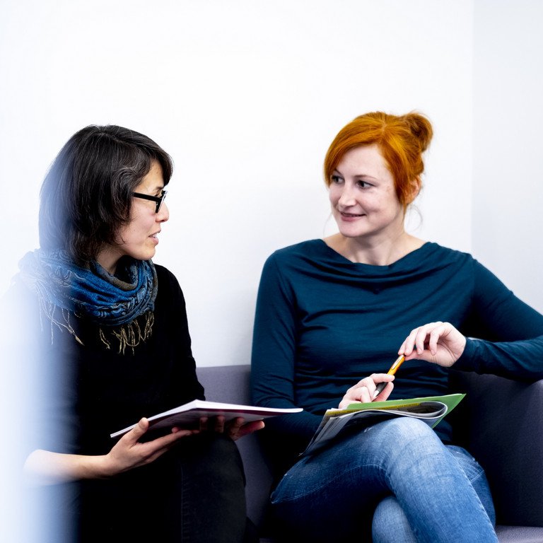 Moderatorin Petra Mayrhofer (rechts im Bild) mit der Kollegin Dr. Viola Huang.