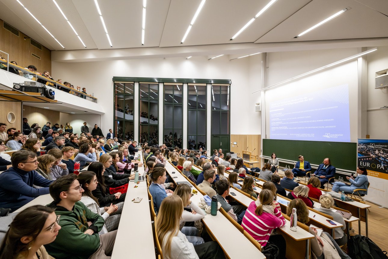 Following the discussion, the audience was able to ask questions.