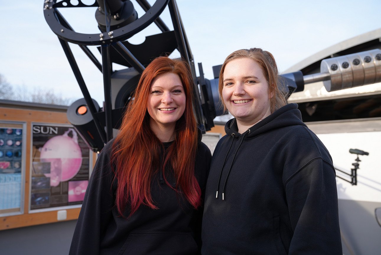 Nachwuchsforscherin Isabella Gra&szlig;l und Studentin Daniela Polzer, die sich um die Kommunikation des Projekts k&uuml;mmert.
