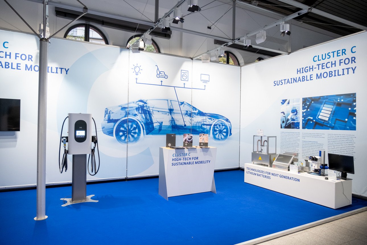 In der Ausstellung &bdquo;Schaufenster der Region&ldquo; im Rahmen des informellen EU-Ministerrat in Passau im Oktober 2020 pr&auml;sentierte das TZE Innovationen zum Thema E-Mobilit&auml;t, darunter auch Konzepte zu den Themen Vehicle-to-Home und Vehicle-to-Grid.