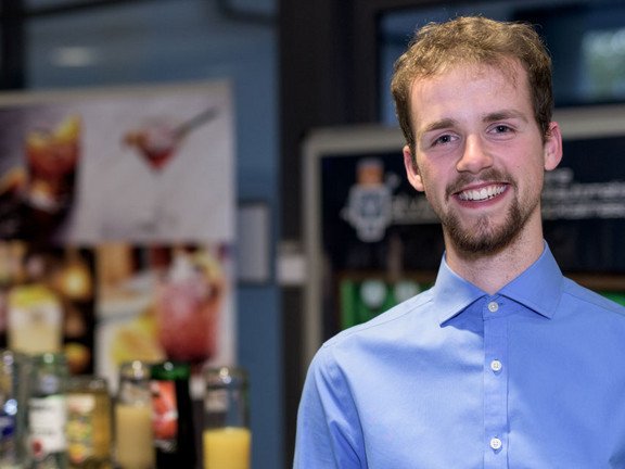 Markus Schacherbauer hat das Programm "ValveShelf" mitentwickelt, eine Cocktailmaschine, die den Drink per App ins Glas bringt.