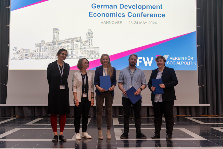 Bei der Preisverleihung in Hannover von links nach rechts: Krisztina Kis-Katos (Vorsitzende des Entwicklungs&ouml;konomischen Ausschusses), Vera Molitor (KfW), Manuela Fritz (1. Preis), Tobias Korn (2. Preis), Paulina Hauser (3. Preis). Foto: KfW