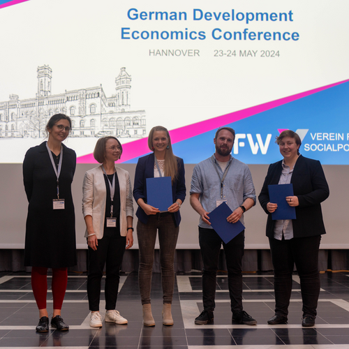 Bei der Preisverleihung in Hannover von links nach rechts: Krisztina Kis-Katos (Vorsitzende des Entwicklungs&ouml;konomischen Ausschusses), Vera Molitor (KfW), Manuela Fritz (1. Preis), Tobias Korn (2. Preis), Paulina Hauser (3. Preis). Foto: KfW