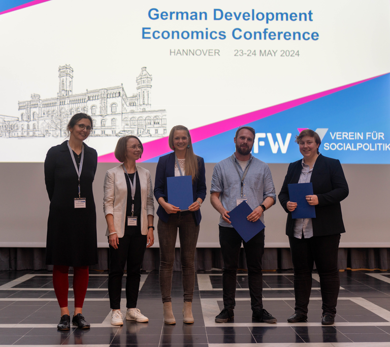 Bei der Preisverleihung in Hannover von links nach rechts: Krisztina Kis-Katos (Vorsitzende des Entwicklungs&ouml;konomischen Ausschusses), Vera Molitor (KfW), Manuela Fritz (1. Preis), Tobias Korn (2. Preis), Paulina Hauser (3. Preis). Foto: KfW