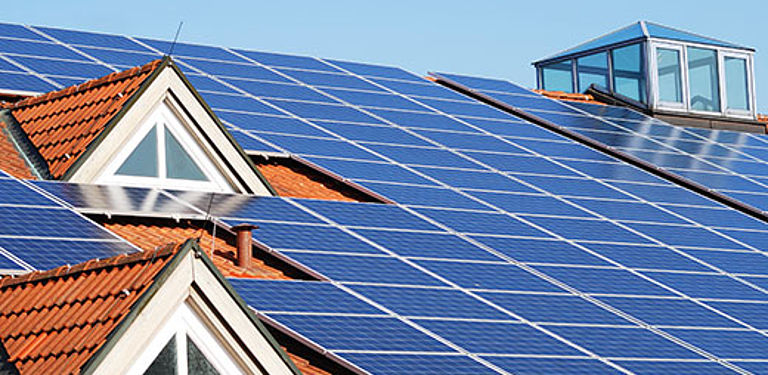 Bild einer Solaranlage auf dem Dach zum EU-Projekt EASY-RES 