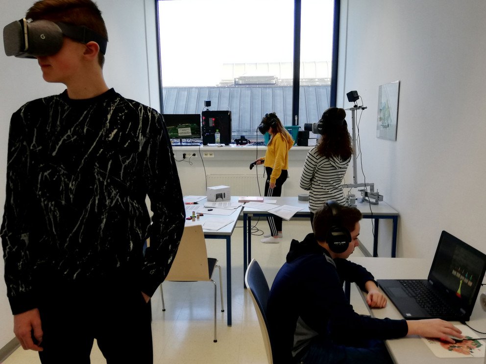 Studie zu Virtual Reality am Gymnasium in Sch&auml;rding: Die Sch&uuml;lerinnen und Sch&uuml;ler testen die virtuellen Welten an verschiedenen Ger&auml;ten.