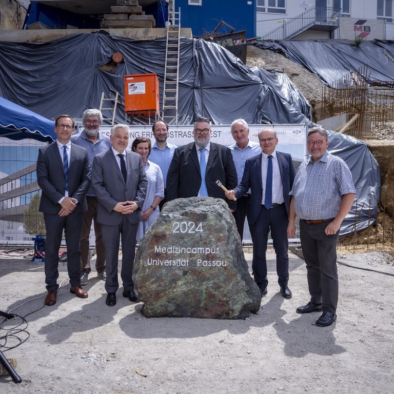 Grundsteinlegung f&uuml;r den Multimediah&ouml;rsaal des MedizinCampus Niederbayern: (v. l. n. r.) Prof. Dr. Jan H. Schumann (Vizepr&auml;sident f&uuml;r Forschung der Universit&auml;t Passau), Rudolf Ramelsberger (Vertreter der Bauherren), Dr. Achim Dilling (Kanzler der Universit&auml;t Passau), Prof. Dr. Bettina Noltenius (Vizepr&auml;sidentin f&uuml;r Studium, Lehre, Ethik und Qualit&auml;tssicherung der Universit&auml;t Passau), Prof. Dr. Harald Kosch (Vizepr&auml;sident f&uuml;r Akademische Infrastruktur und IT der Universit&auml;t Passau), Andreas Rother (B&uuml;rgermeister), Prof. Dr. Ulrich Bartosch (Pr&auml;sident der Universit&auml;t Passau), Dr. Rolf-Dieter Jungk (Amtschef im Bayerischen Staatsministerium f&uuml;r Wissenschaft und Kunst) und Michael Kapfinger (Investor). Foto: Universit&auml;t Passau