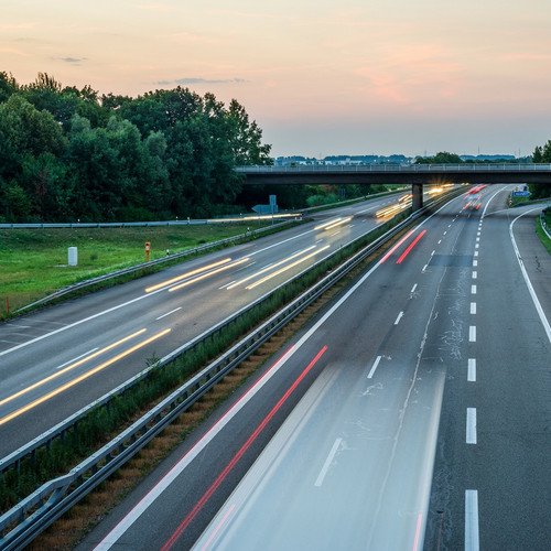 Deutsche Autobahn mit Lichtspuren des Verkehrs: Ein &uuml;berraschend hoher Teil der Bev&ouml;lkerung w&uuml;rde von einem Tempolimit profitieren, argumentieren &Ouml;konomen aus Passau und Berlin. Foto: Adobe Stock
