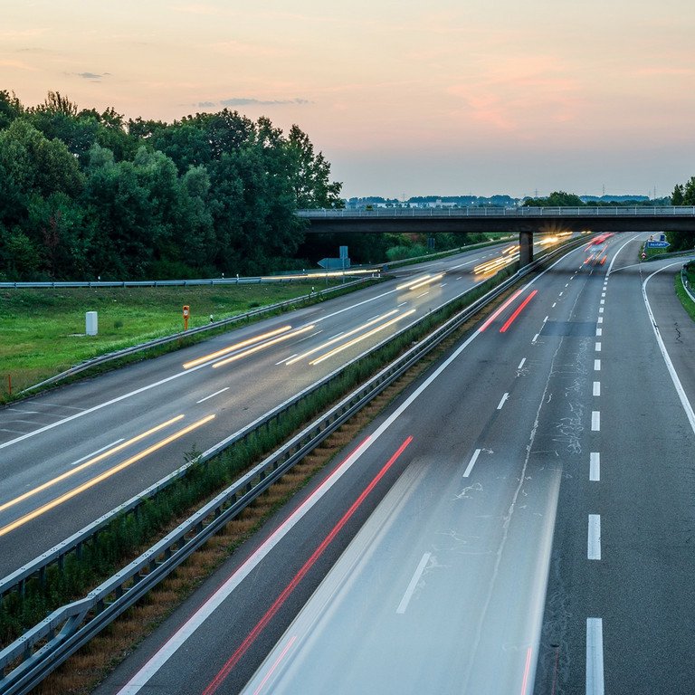 Deutsche Autobahn mit Lichtspuren des Verkehrs: Ein &uuml;berraschend hoher Teil der Bev&ouml;lkerung w&uuml;rde von einem Tempolimit profitieren, argumentieren &Ouml;konomen aus Passau und Berlin. Foto: Adobe Stock