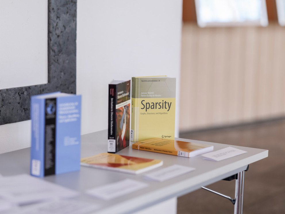 A table with specialist literature in the foyer of the Audimax Building during the first Poljak Lecture.