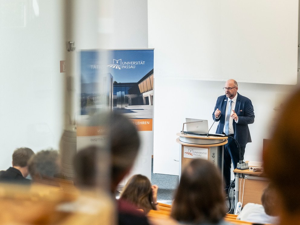 Der Dekan der Geistes- und Kulturwissenschaftlichen Fakult&auml;t der Universit&auml;t Passau, Prof. Dr. Jan-Oliver Decker, bei seinem Gru&szlig;wort.