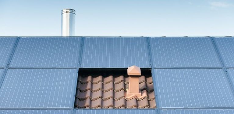 Foto von einer Photovoltaikanlage auf einem Dach. Symbolbild Colourbox