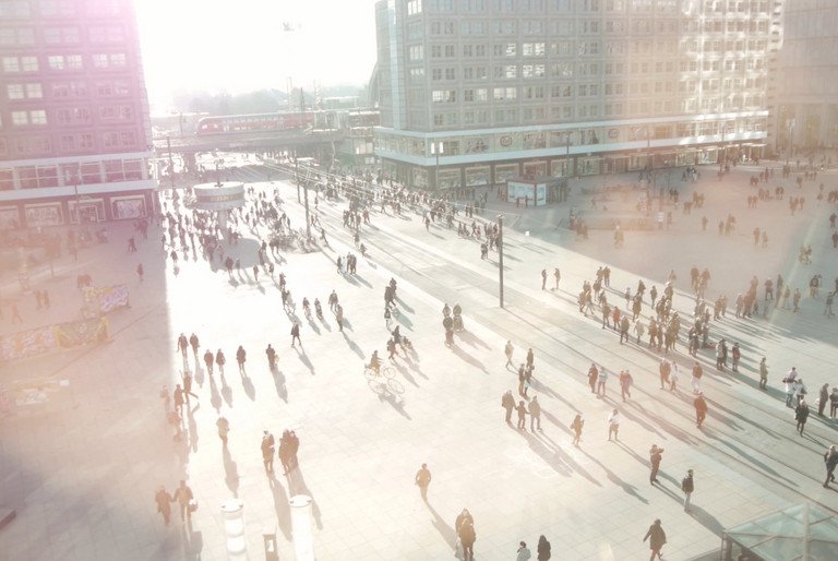 Passanten auf dem Alexanderplatz in Berlin. Symbolbild: Fotolia