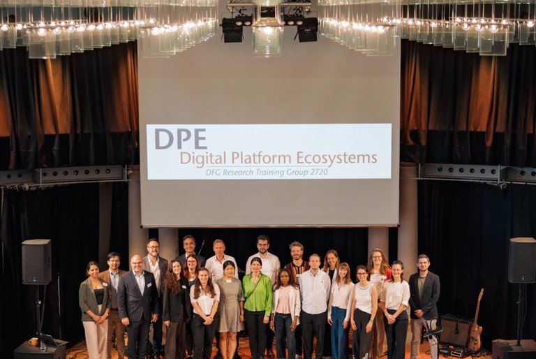 Das Team des DFG Graduiertenkollegs 2720 "Digital Platform Ecosystems" auf der B&uuml;hne der Passauer Redoute.