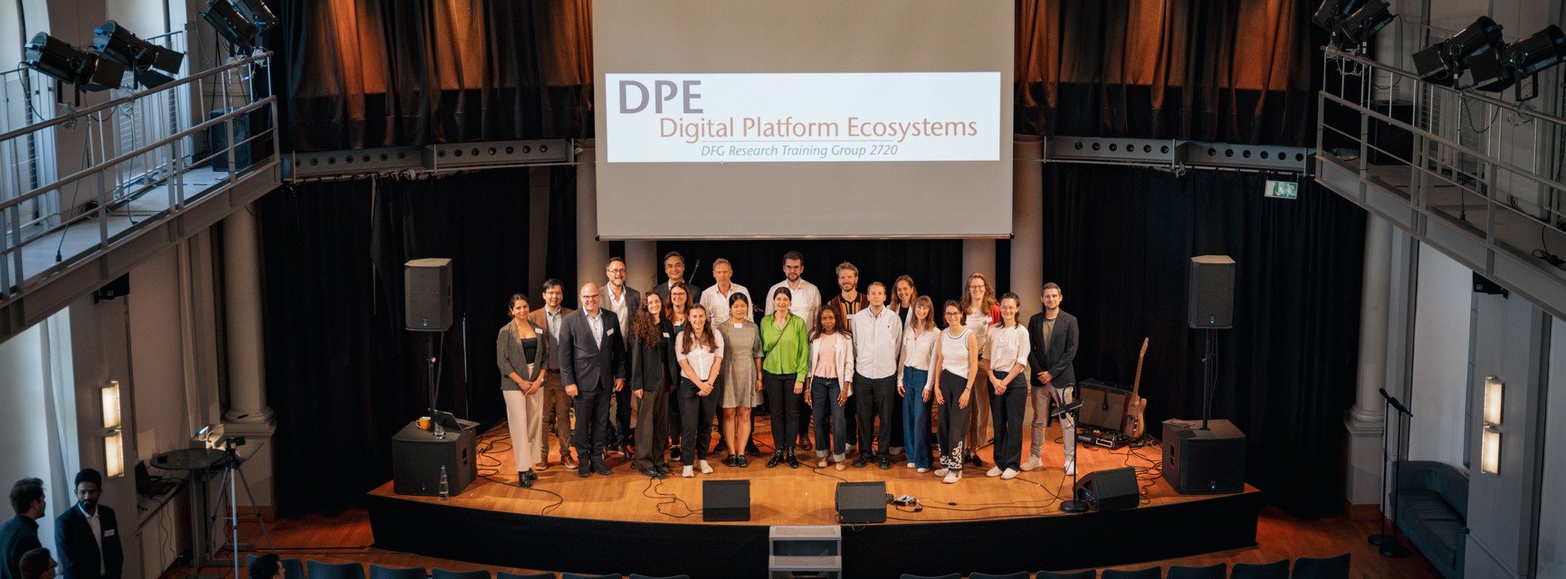 Das Team des DFG Graduiertenkollegs 2720 "Digital Platform Ecosystems" auf der B&uuml;hne der Passauer Redoute.