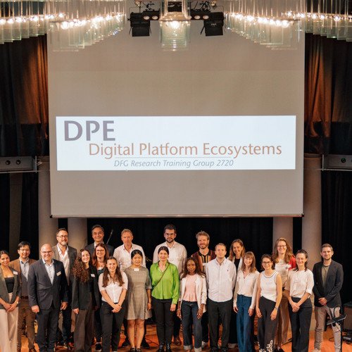 Das Team des DFG Graduiertenkollegs 2720 "Digital Platform Ecosystems" auf der B&uuml;hne der Passauer Redoute.