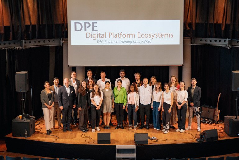 Das Team des DFG Graduiertenkollegs 2720 "Digital Platform Ecosystems" auf der B&uuml;hne der Passauer Redoute.