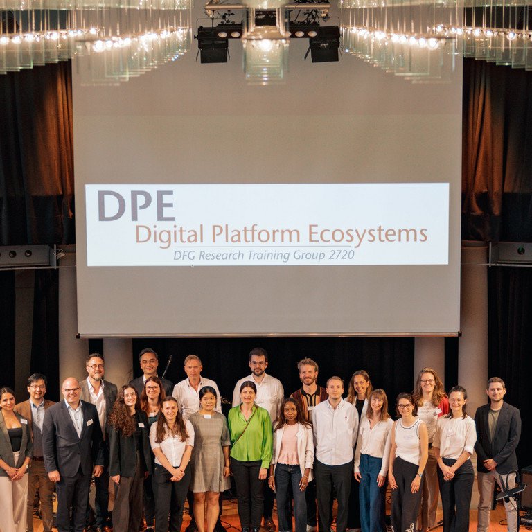 Das Team des DFG Graduiertenkollegs 2720 "Digital Platform Ecosystems" auf der B&uuml;hne der Passauer Redoute.