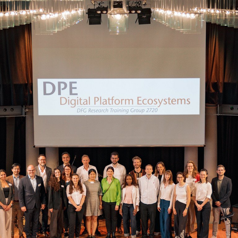Das Team des DFG Graduiertenkollegs 2720 "Digital Platform Ecosystems" auf der B&uuml;hne der Passauer Redoute.