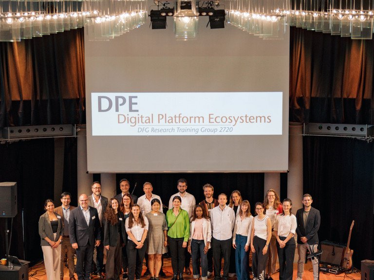 Das Team des DFG Graduiertenkollegs 2720 "Digital Platform Ecosystems" auf der B&uuml;hne der Passauer Redoute.