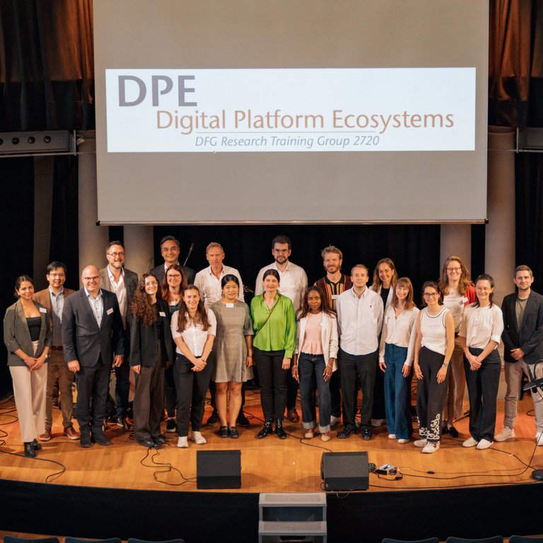 Das Team des DFG Graduiertenkollegs 2720 "Digital Platform Ecosystems" auf der B&uuml;hne der Passauer Redoute.