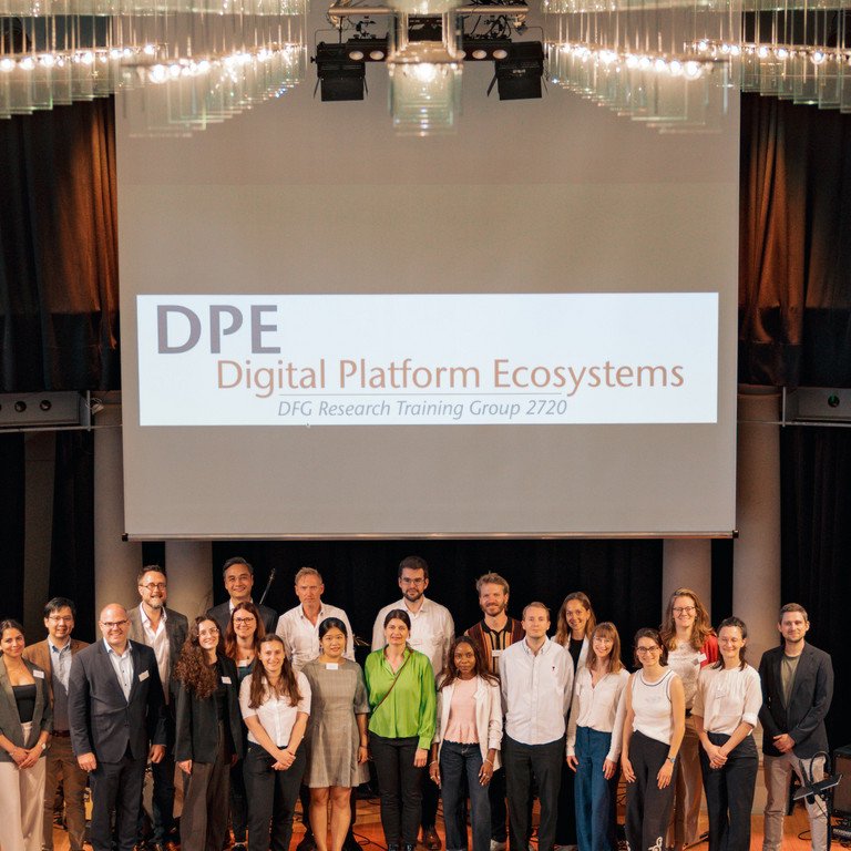 Das Team des DFG Graduiertenkollegs 2720 "Digital Platform Ecosystems" auf der B&uuml;hne der Passauer Redoute.