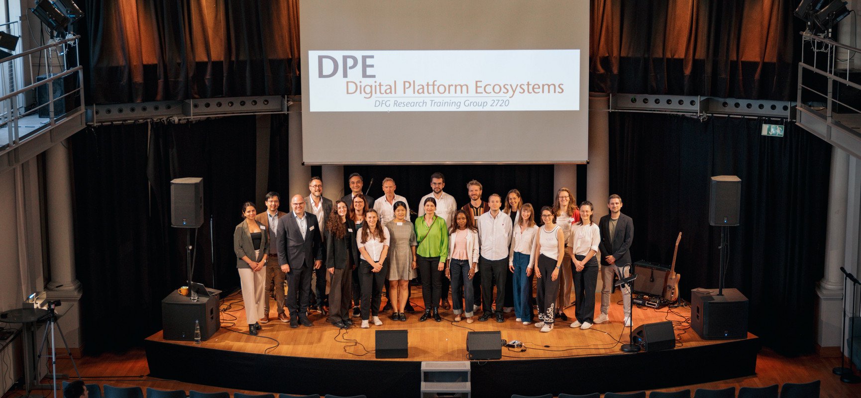 Das Team des DFG Graduiertenkollegs 2720 "Digital Platform Ecosystems" auf der B&uuml;hne der Passauer Redoute.