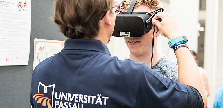 Ein Besucher testet Virtual Reality am Tag der Offenen Tür an der Universität Passau.