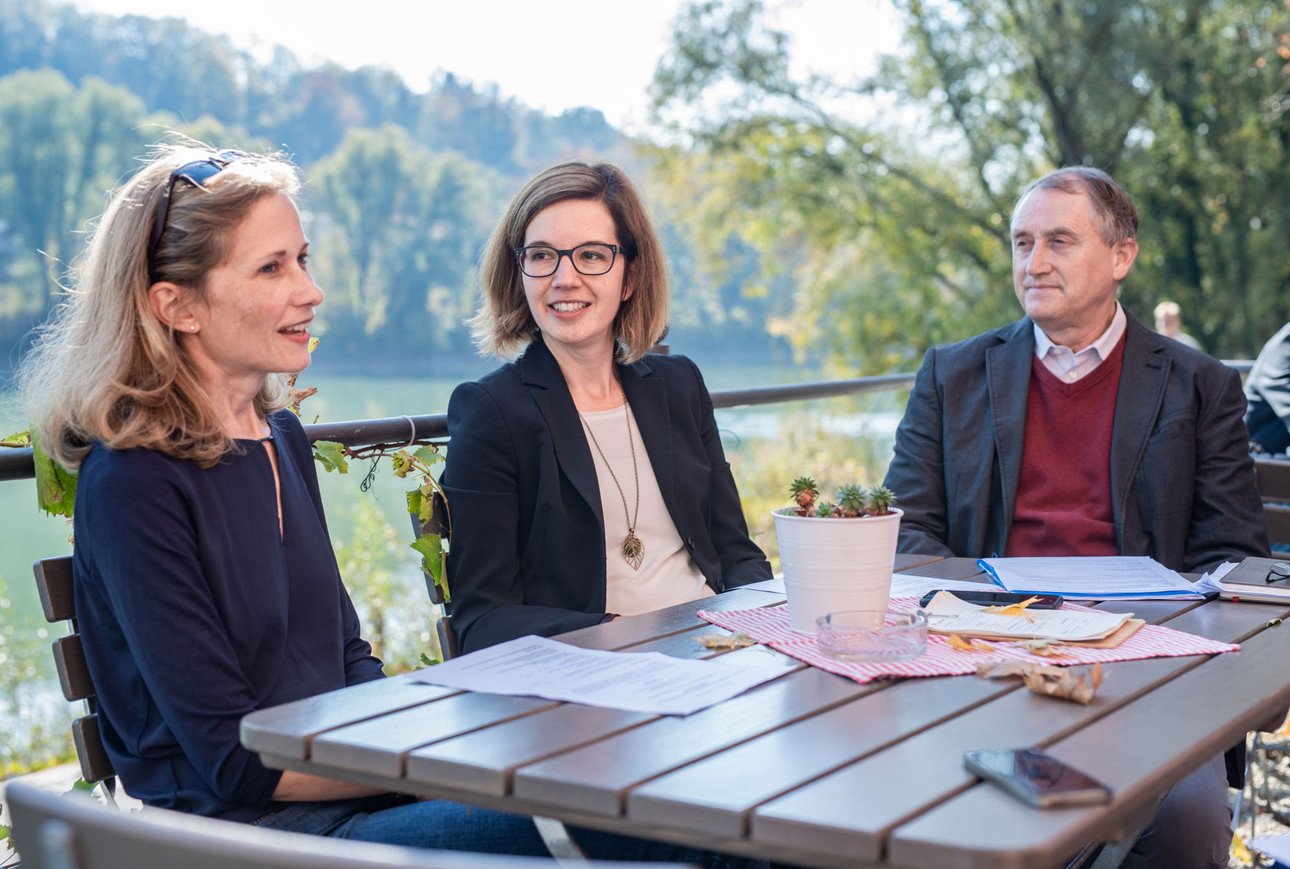 Ringvorlesung Digitalisierung und Gesellschaft: Prof. Dr. Franz Lehner, Prof. Dr. Susanne Mayr und Prof. Dr. Hannah Schmid-Petri veranstalten gemeinsam eine &ouml;ffentliche Ringvorlesung, die das sensible Feld "Alles au&szlig;er Kontrolle? Herausforderungen der Digitalisierung f&uuml;r die Gesellschaft" behandelt. 