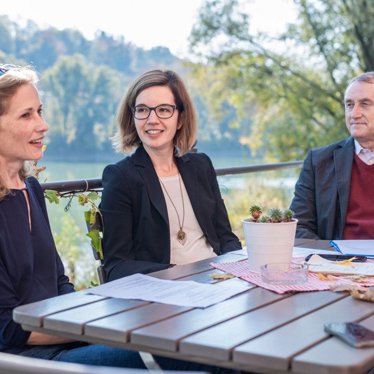 Ringvorlesung Digitalisierung und Gesellschaft: Prof. Dr. Franz Lehner, Prof. Dr. Susanne Mayr und Prof. Dr. Hannah Schmid-Petri veranstalten gemeinsam eine &ouml;ffentliche Ringvorlesung, die das sensible Feld "Alles au&szlig;er Kontrolle? Herausforderungen der Digitalisierung f&uuml;r die Gesellschaft" behandelt. 