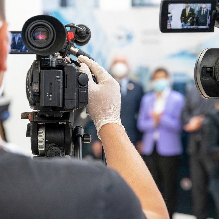 Pressekonferenz w&auml;hrend der Coronakrise. Symbolbild: Colourbox