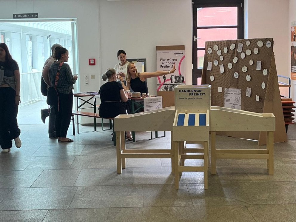 Marie Hirsch (left) and Julia Berner in conversation during the interactive exhibition in the foyer of the Nikolakloster.