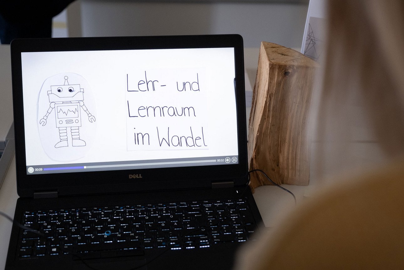 Eine Studentin schaut auf einem Laptop ein Video zum Thema Lehr- und Lernraum im Wandel