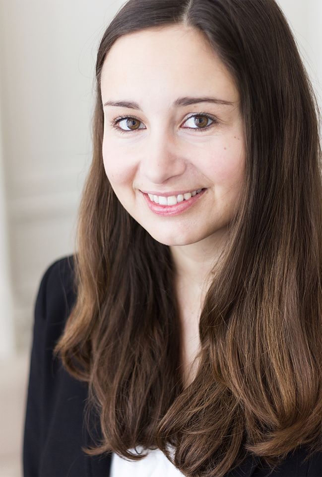 Dr. Marlene Wagner, eine junge Frau mit schulterlangem, braunen Haar, l&auml;chelt freundlich in die Kamera.