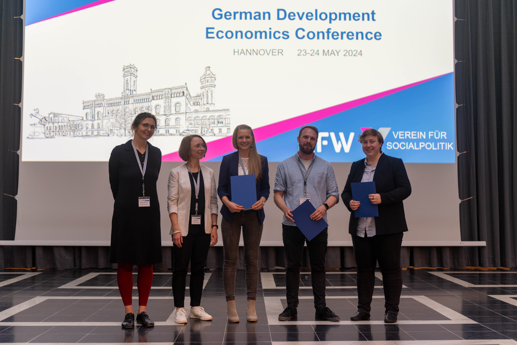Bei der Preisverleihung in Hannover von links nach rechts: Krisztina Kis-Katos (Vorsitzende des Entwicklungs&ouml;konomischen Ausschusses), Vera Molitor (KfW), Manuela Fritz (1. Preis), Tobias Korn (2. Preis), Paulina Hauser (3. Preis). Foto: KfW