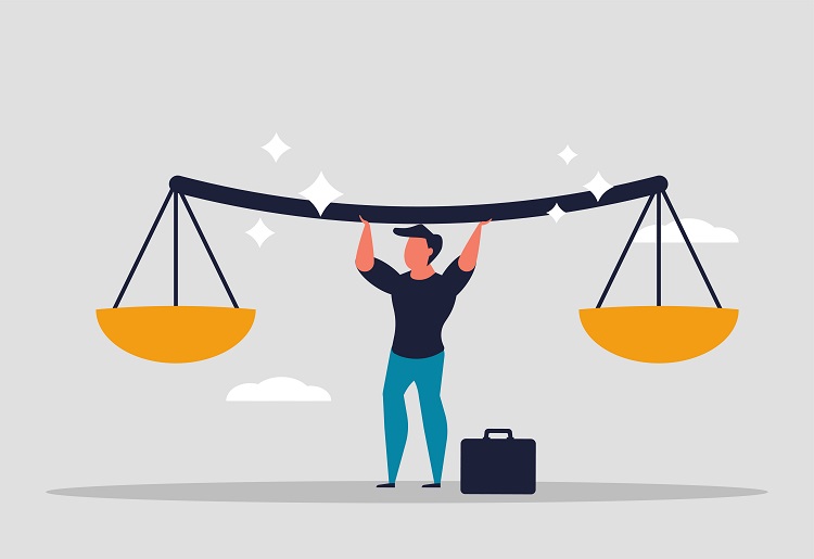 Ein Mann tr&auml;gt eine symbolische Waage &uuml;ber seinem Kopf. 