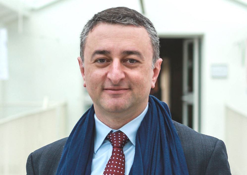Foto von Gastforscher Dr. Vinicius Mariano de Carvalho im Nikolakloster der Universit&auml;t Passau