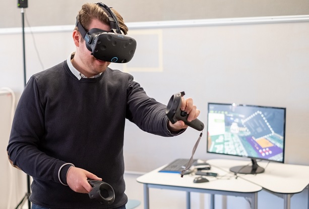 Patrick Urlbauer testet eine Virtual Reality Brille