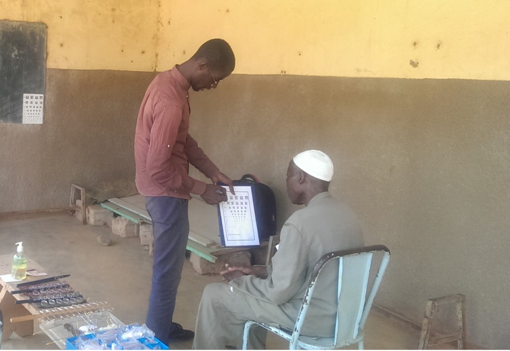 Teilnehmer an einem Sehtest an Burkina Faso. 