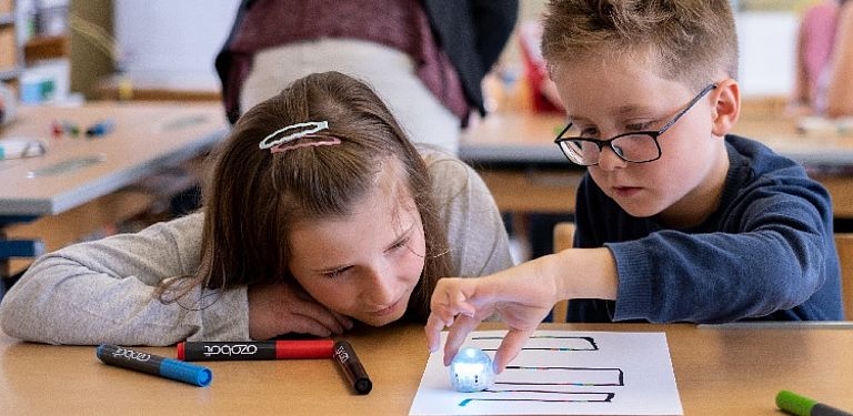 INTERREG-Projekt Informatikkoffer testet kleine Lernroboter an Grundschulen im Grenzgebiet
