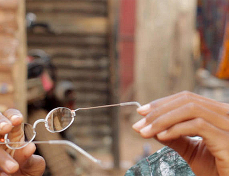 Passauer Forscher untersuchen Wert der EinDollarBrille in Burkina Faso